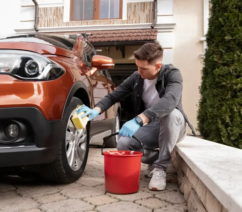 Lavage auto à domicile Meung-sur-Loire : professionnel intervenant sur un véhicule